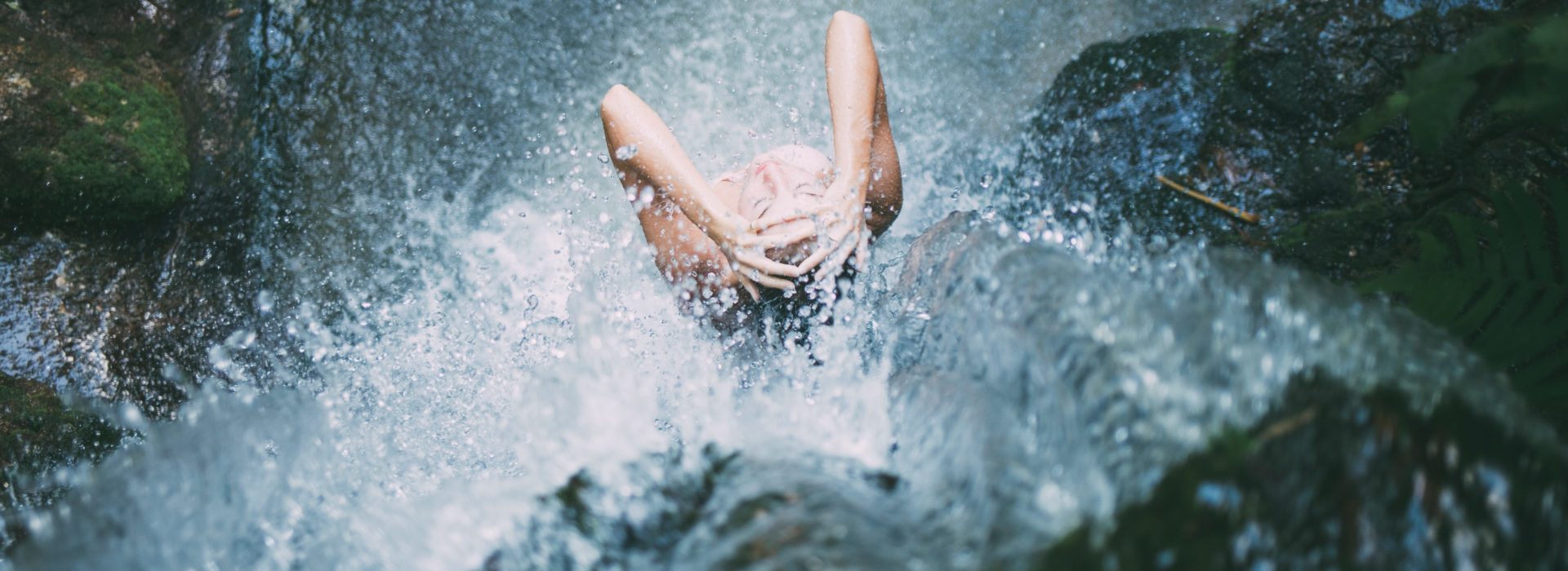 Фото девушки с мокрой писькой у водопада
